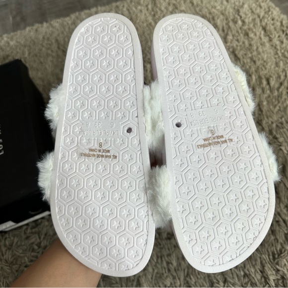 FashionNova | faux fur slides size 8 - Picture 3 of 4